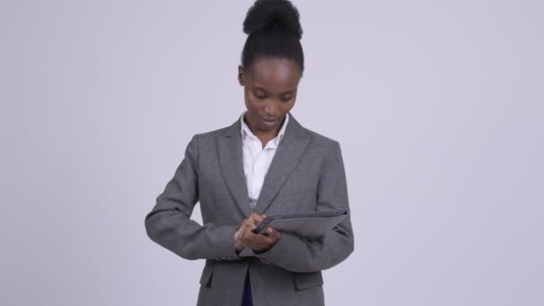Νέοι ευτυχισμένη αφρικανική επιχειρηματίας σκέψης ενώ χρησιμοποιώντας ψηφιακή δισκίο — Αρχείο Βίντεο