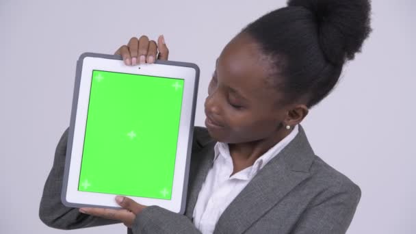 Gesicht der jungen glücklichen afrikanischen Geschäftsfrau zeigt digitales Tablet — Stockvideo