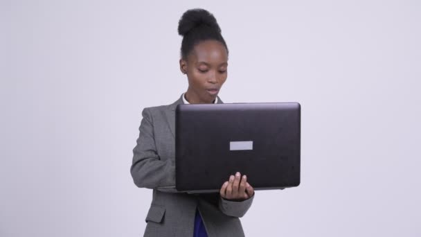 Jovem mulher de negócios Africano feliz pensando ao usar laptop — Vídeo de Stock