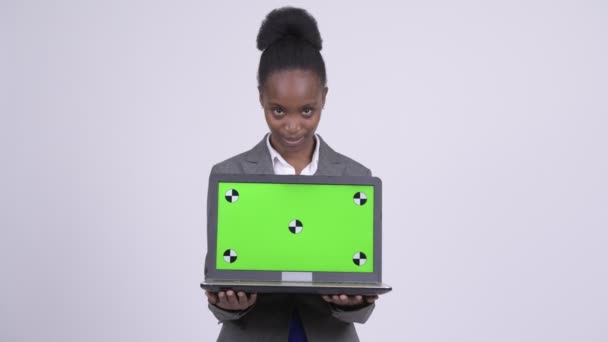 Junge glückliche afrikanische Geschäftsfrau denkt beim Vorzeigen von Laptop — Stockvideo