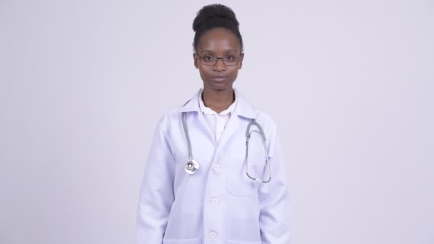 Молодая красивая африканская женщина врач — стоковое видео