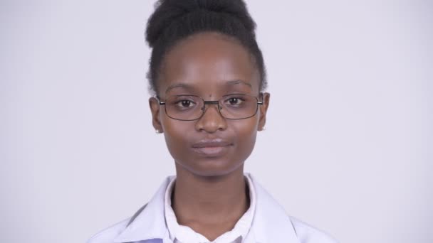 Rostro de joven hermosa mujer africana médico — Vídeos de Stock