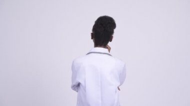 Genç güzel Afrikalı Zulu kadın doktor beyaz arka plan stüdyo çekim