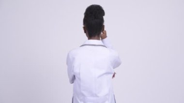 Arkadan Görünüş düşünme genç Afrikalı kadın doktor