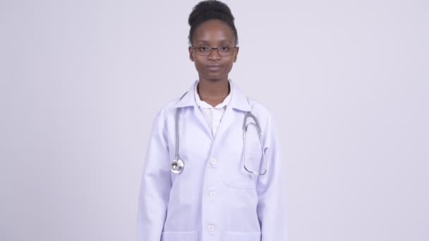 Молодая счастливая африканская женщина доктор улыбается — стоковое видео