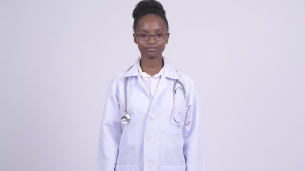 Joven hermosa mujer africana médico con los brazos cruzados — Vídeo de stock