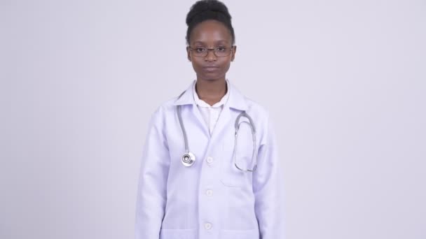 工作室射击年轻美丽的非洲祖鲁女医生在白色背景 — 图库视频影像
