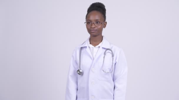 Jeune femme africaine heureuse médecin pensée — Video