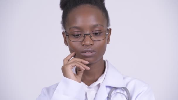 Visage de jeune femme africaine triste médecin penser et regarder vers le bas — Video