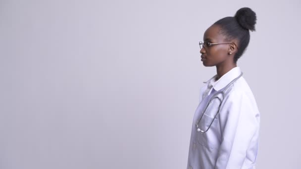 Visão de perfil de jovem mulher africana bonita médico — Vídeo de Stock