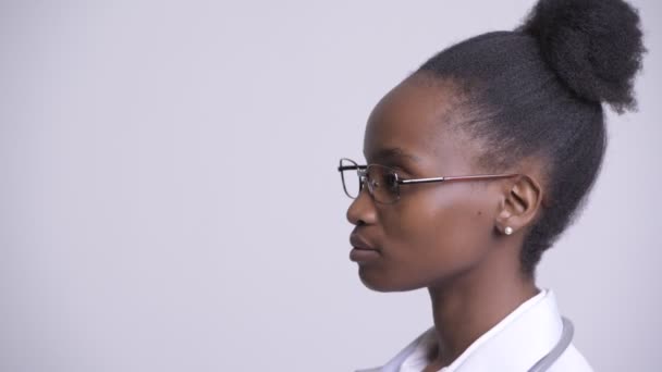 Προβολή προφίλ closeup νεαρή όμορφη αφρικανική γυναίκα γιατρός — Αρχείο Βίντεο