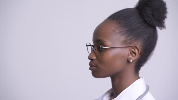 Visão de perfil de close-up da jovem mulher africana feliz médico sorrindo — Vídeo de Stock