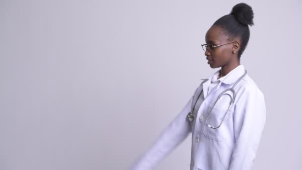 Profil bild av unga glada afrikansk kvinna läkare pekande finger — Stockvideo