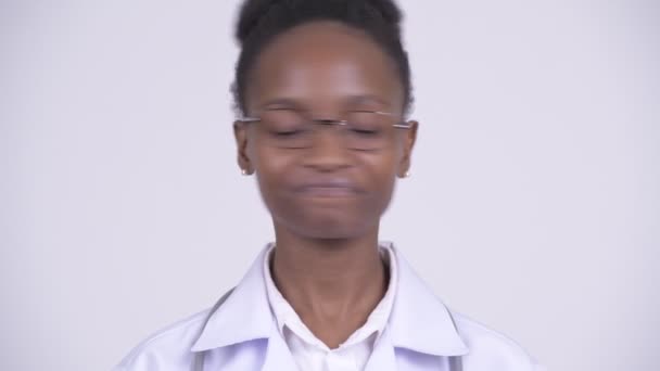 Rostro de la joven mujer africana médico asintiendo cabeza no — Vídeos de Stock