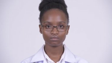 Ağız üç bilge maymunlar kavram olarak kapsayan genç Afrikalı kadın doktor yüzü
