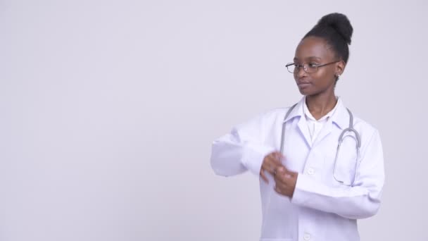 Giovane felice donna africana medico mostrando qualcosa — Video Stock