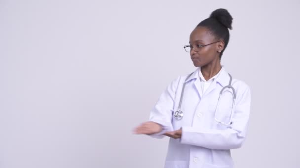 Jovem mulher africana feliz médico mostrando algo — Vídeo de Stock