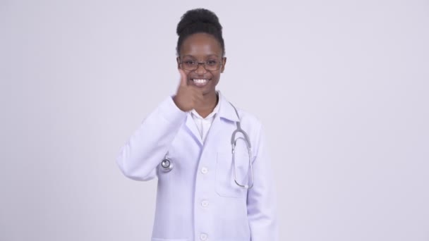 Jovem mulher africana feliz médico dando polegares para cima — Vídeo de Stock