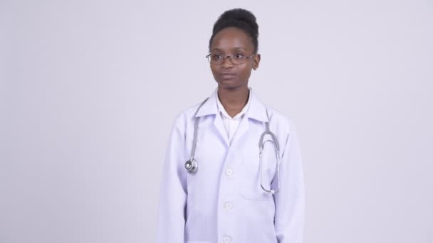 Joven mujer africana feliz médico dando pulgares hacia arriba — Vídeo de stock