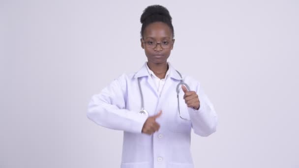 工作室射击年轻美丽的非洲祖鲁女医生在白色背景 — 图库视频影像