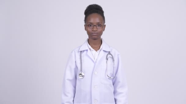 Giovane medico donna africana che copre le orecchie come tre scimmie sagge concetto — Video Stock