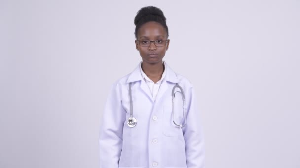 Giovane medico donna africana che copre gli occhi come tre scimmie sagge concetto — Video Stock