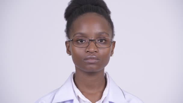 Volto di giovane donna africana medico coprendo le orecchie come tre scimmie sagge concetto — Video Stock