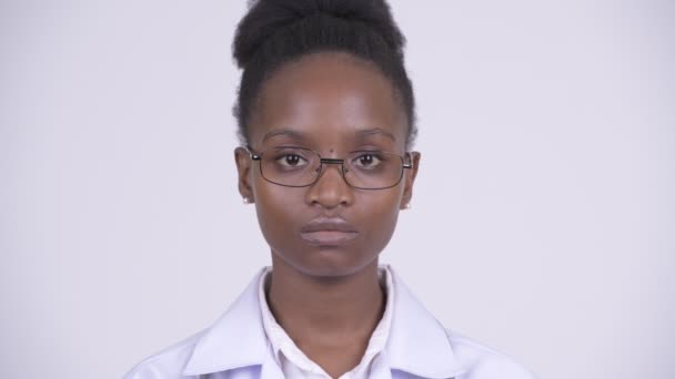 Fiatal afrikai nő orvos kiterjedő szájában, mint a koncepció három bölcs majom arca — Stock videók