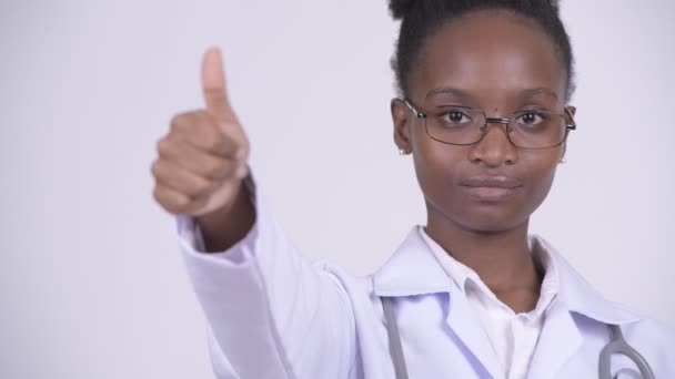 Rostro de joven feliz mujer africana médico dando pulgares hacia arriba — Vídeos de Stock