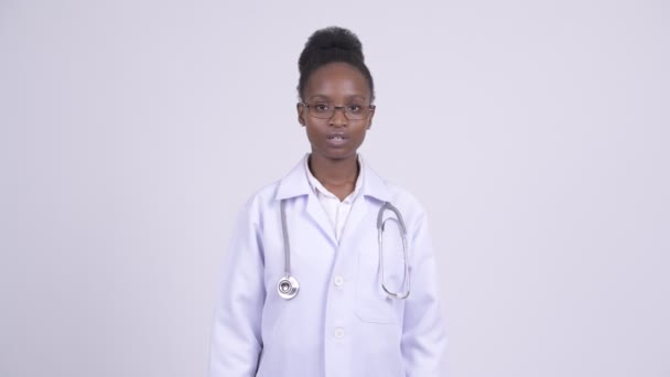 Jeune femme africaine médecin à la recherche ennuyé et fatigué — Video