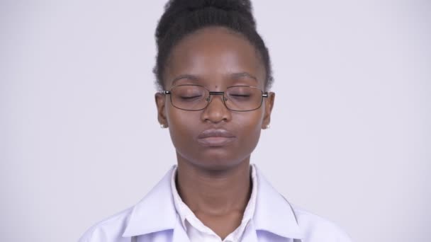 Estúdio Tiro Jovem Bela Africano Zulu Médico Mulher Contra Fundo — Vídeo de Stock