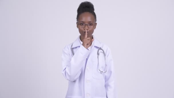 Jovem mulher africana médico com o dedo nos lábios — Vídeo de Stock