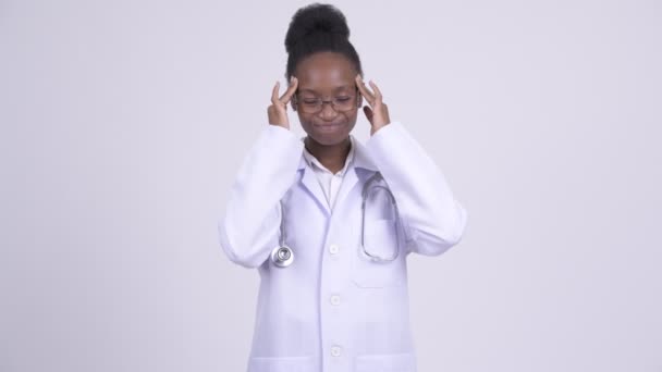 Young benadrukt Afrikaanse vrouw arts met het hebben van hoofdpijn — Stockvideo