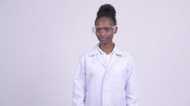 Genç mutlu Afrikalı kadın doktor ile koruyucu gözlük düşünme