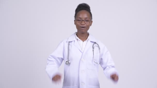 Jovem mulher africana feliz médico batendo palmas — Vídeo de Stock