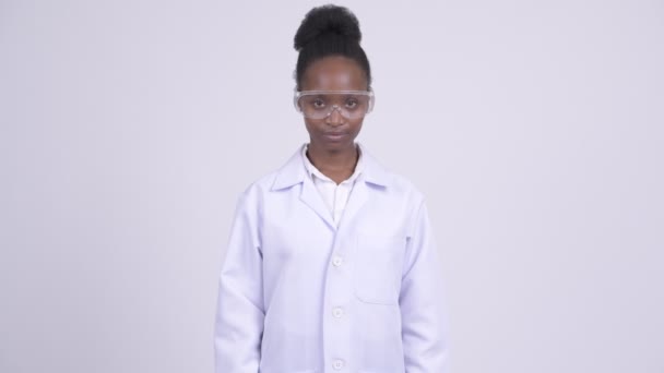 Lekarz młoda szczęśliwa kobieta Afryki noszenie okularów ochronnych — Wideo stockowe