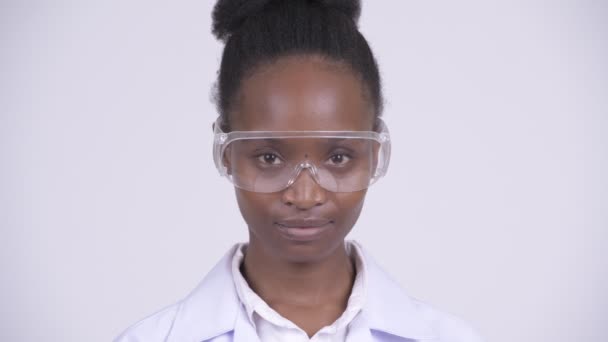Cara de joven hermosa mujer africana médico con gafas protectoras — Vídeos de Stock