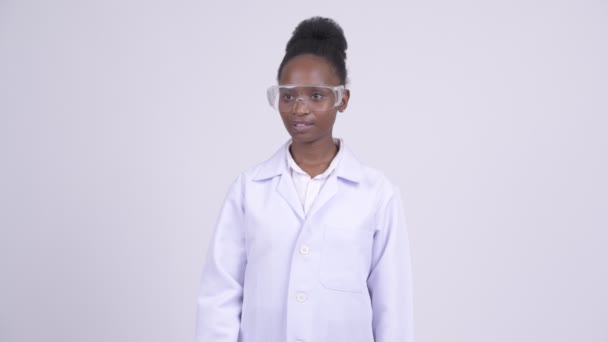 年轻愉快的非洲女医生用保护眼镜竖起大拇指 — 图库视频影像