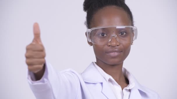 Twarz młodej kobiety afrykańskie szczęśliwy lekarza z okularów ochronnych, dając kciuk w — Wideo stockowe