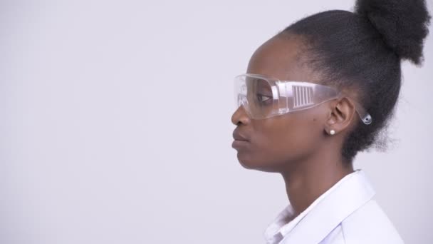 Vista del perfil de la joven africana con gafas protectoras pensando y sonriendo — Vídeo de stock