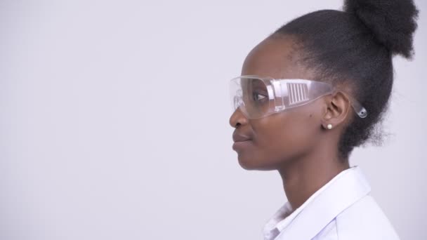 Profiel van jonge Afrikaanse vrouw arts met een beschermende bril te bekijken — Stockvideo