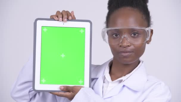 Volto di giovane donna africana felice scienziato mostrando tablet digitale — Video Stock