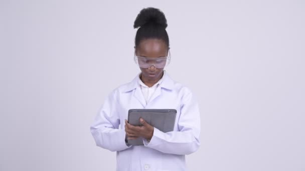 Joven mujer africana feliz científico pensando mientras utiliza la tableta digital — Vídeos de Stock