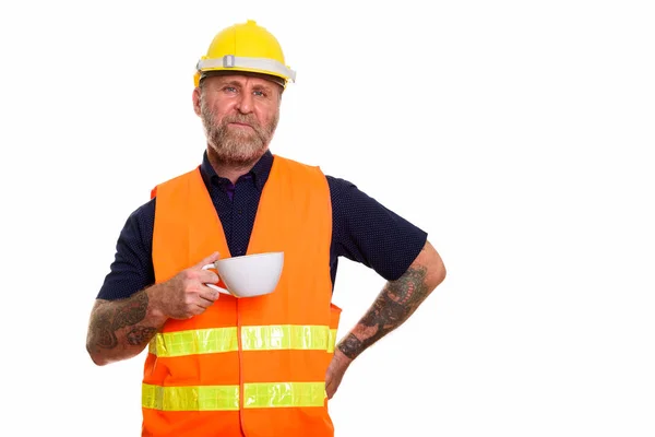 Mogen skäggig man byggnadsarbetare håller kaffekopp — Stockfoto