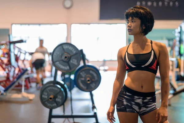 Portret młodej piękne kobiety Azjatki myślenia siłowni — Zdjęcie stockowe
