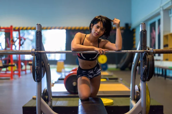 Młoda piękna kobieta azjatyckich ćwicząc w siłowni — Zdjęcie stockowe