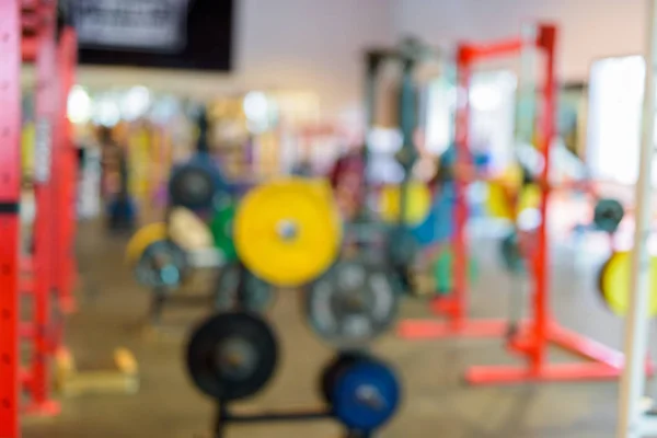 Defokussierter Blick auf Fitnessstudio mit Trainingsgeräten — Stockfoto
