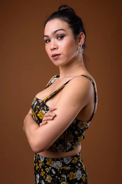 Молодих красивих азіатських транссексуалів жінка коричневий тлі — стокове фото