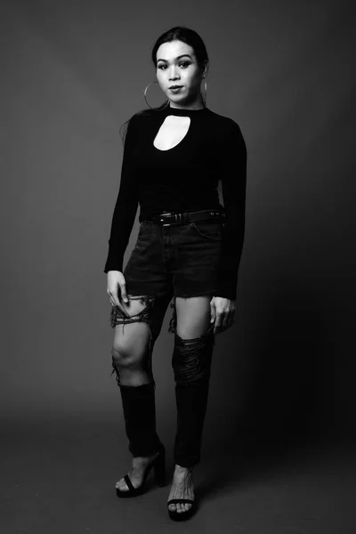 Портрет трансгендерки в чорно-білому кольорі — стокове фото