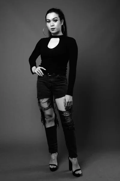 Retrato completo de mujer transgénero en blanco y negro — Foto de Stock